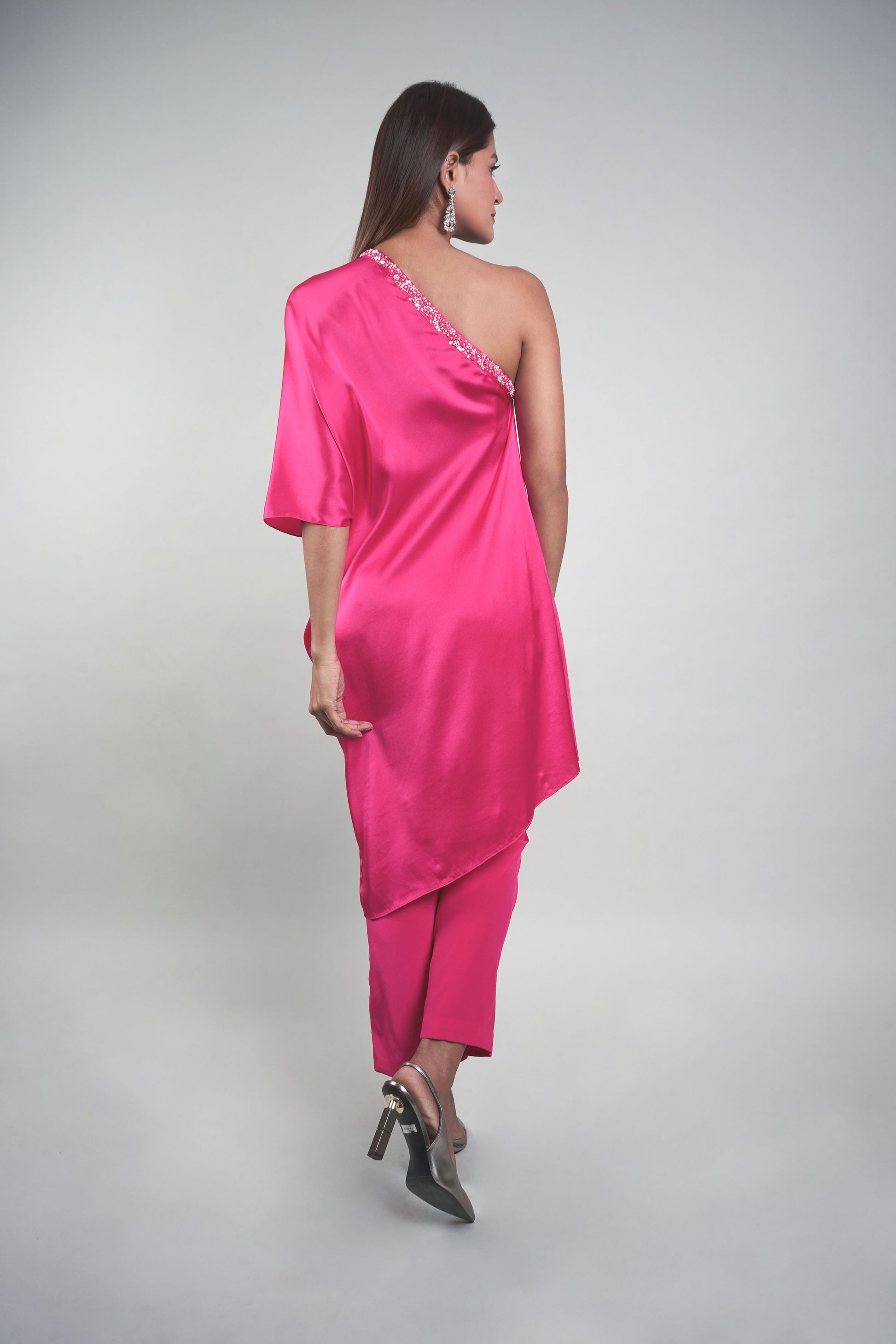Stand out at your next party with our stunning Fuschia Co-ord Set! This fashionable ensemble is designed to elevate your look and make you the epitome of style.